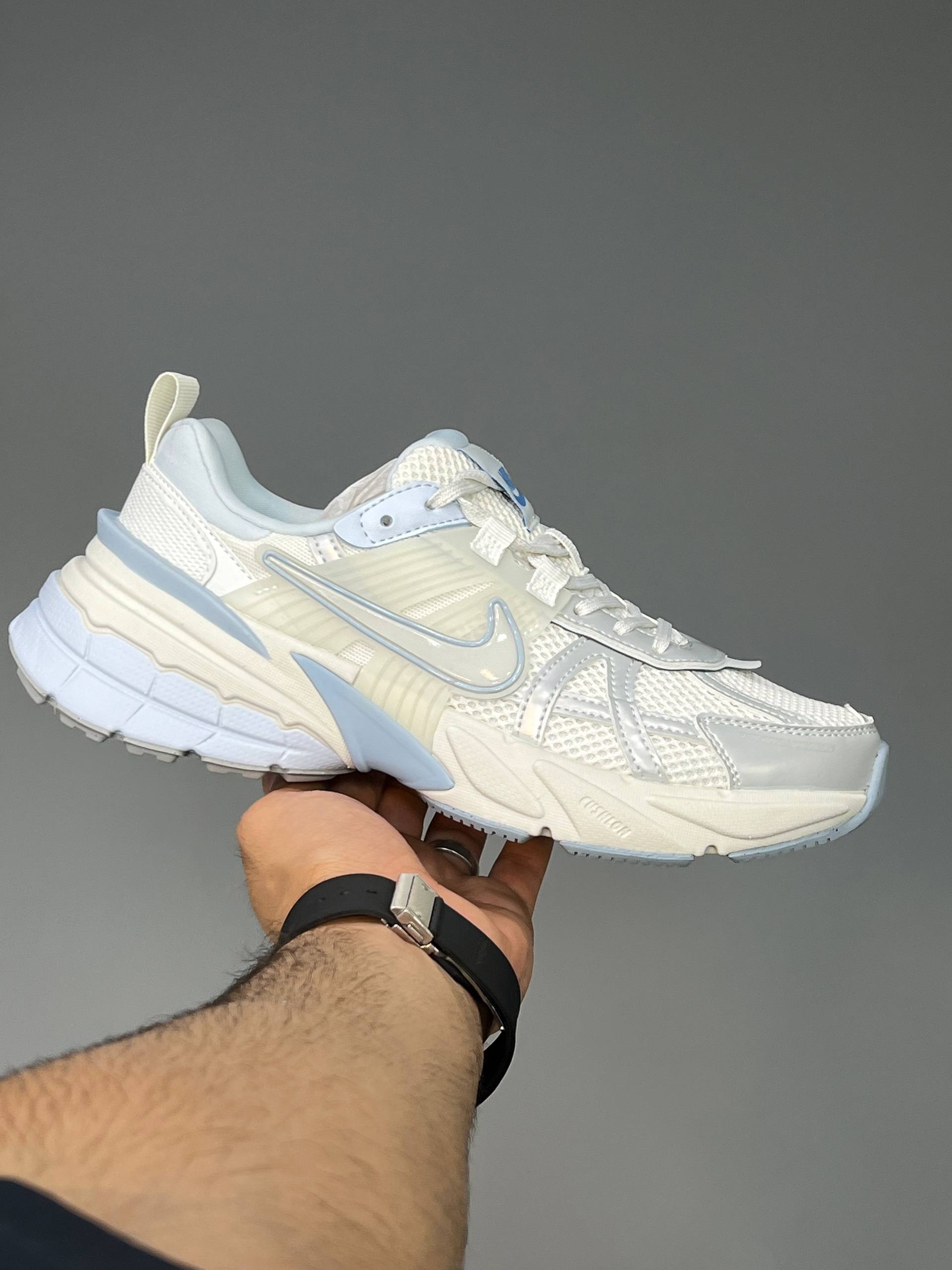 نایک وی تو کی سفید ابیNike v2k run کد 102