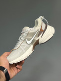 نایک وی تو کی موکا عسلیNike v2k run کد105