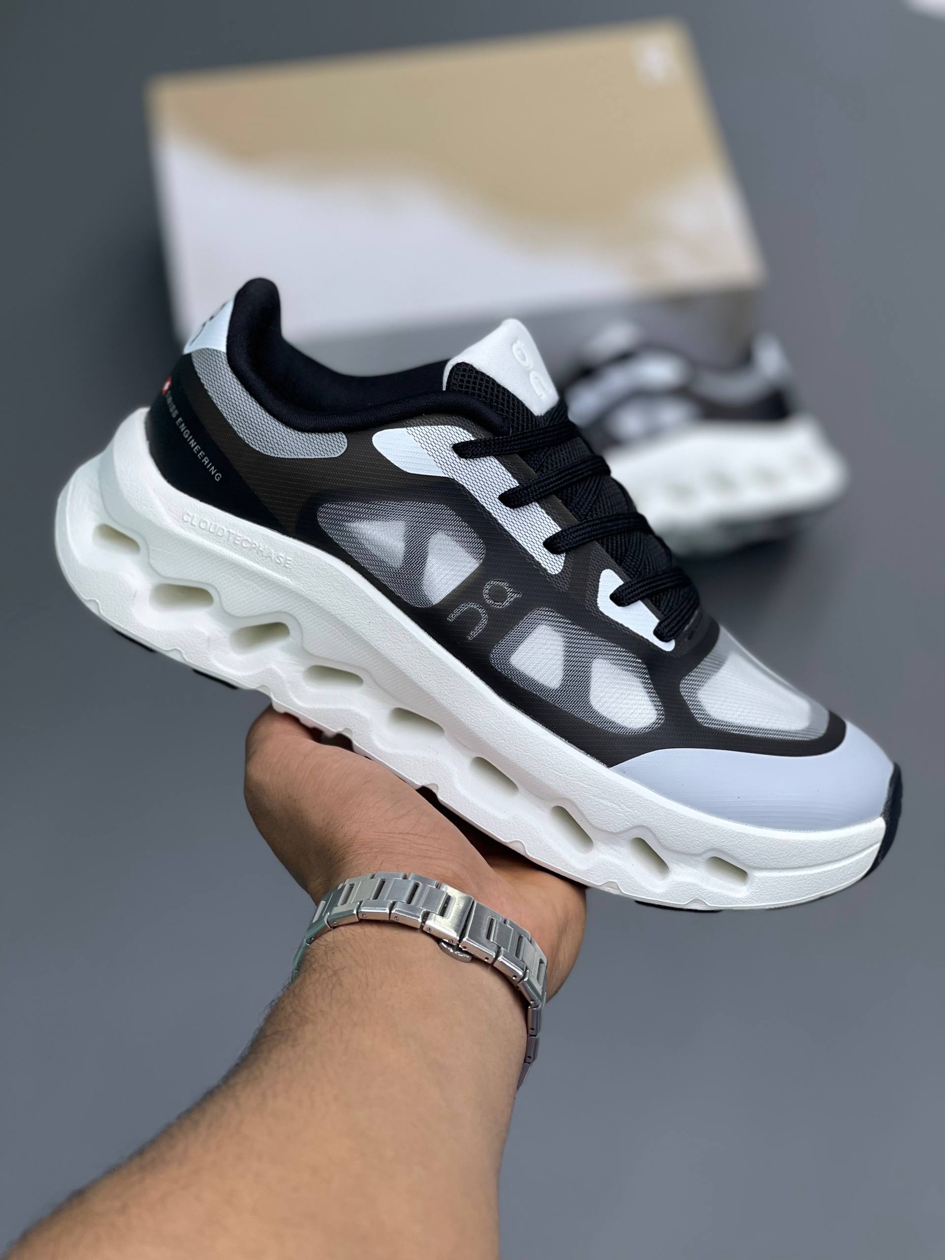 آن رانینگ کلود  On Running Cloud  کد ۱۲۰